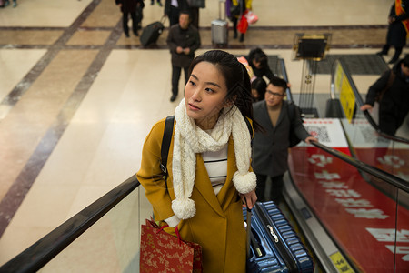 旅行者白昼背包客青年女人在火车站图片