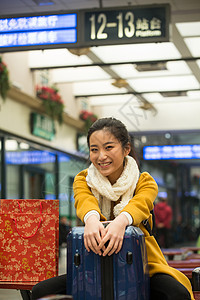 大厅围巾摄影青年女人在火车站图片