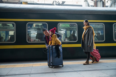 旅行彩色图片旅途幸福家庭在车站月台背景图片