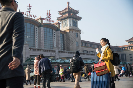 中年男人男人旅行青年男女在火车站背景图片