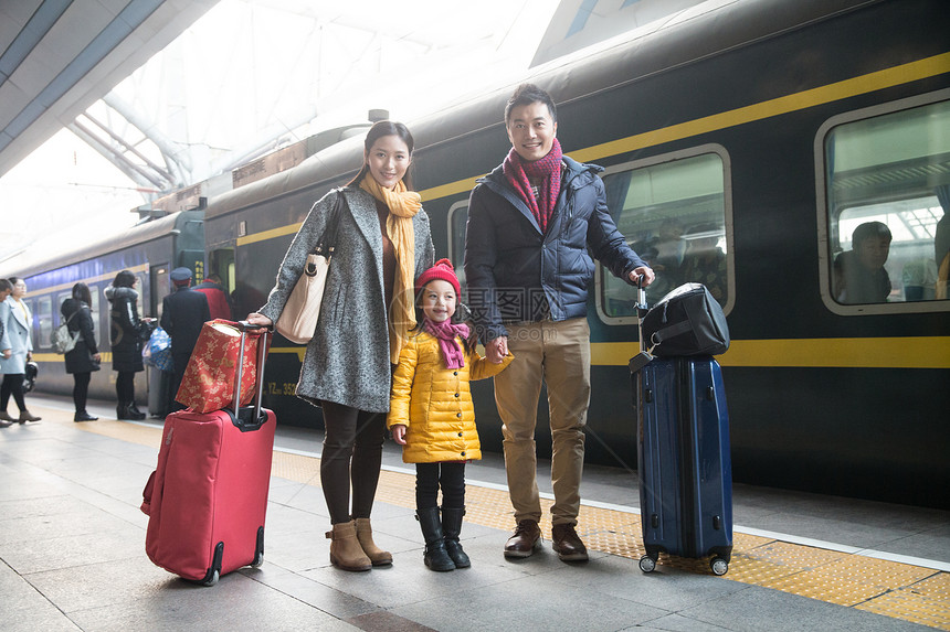 父亲女儿站着幸福家庭在车站月台图片