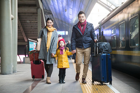 站着快乐探亲幸福家庭在车站月台图片