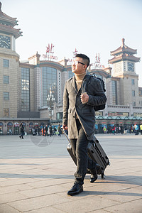 回家广场白昼青年男人在火车站图片