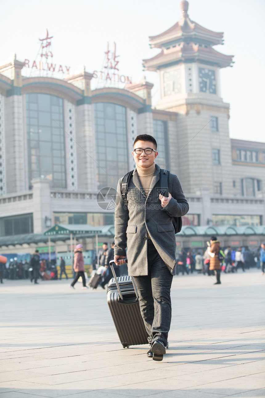 20到24岁背包客旅行的人青年男人在火车站图片