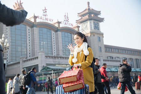 乘客青年女人表现积极青年男女在火车站图片