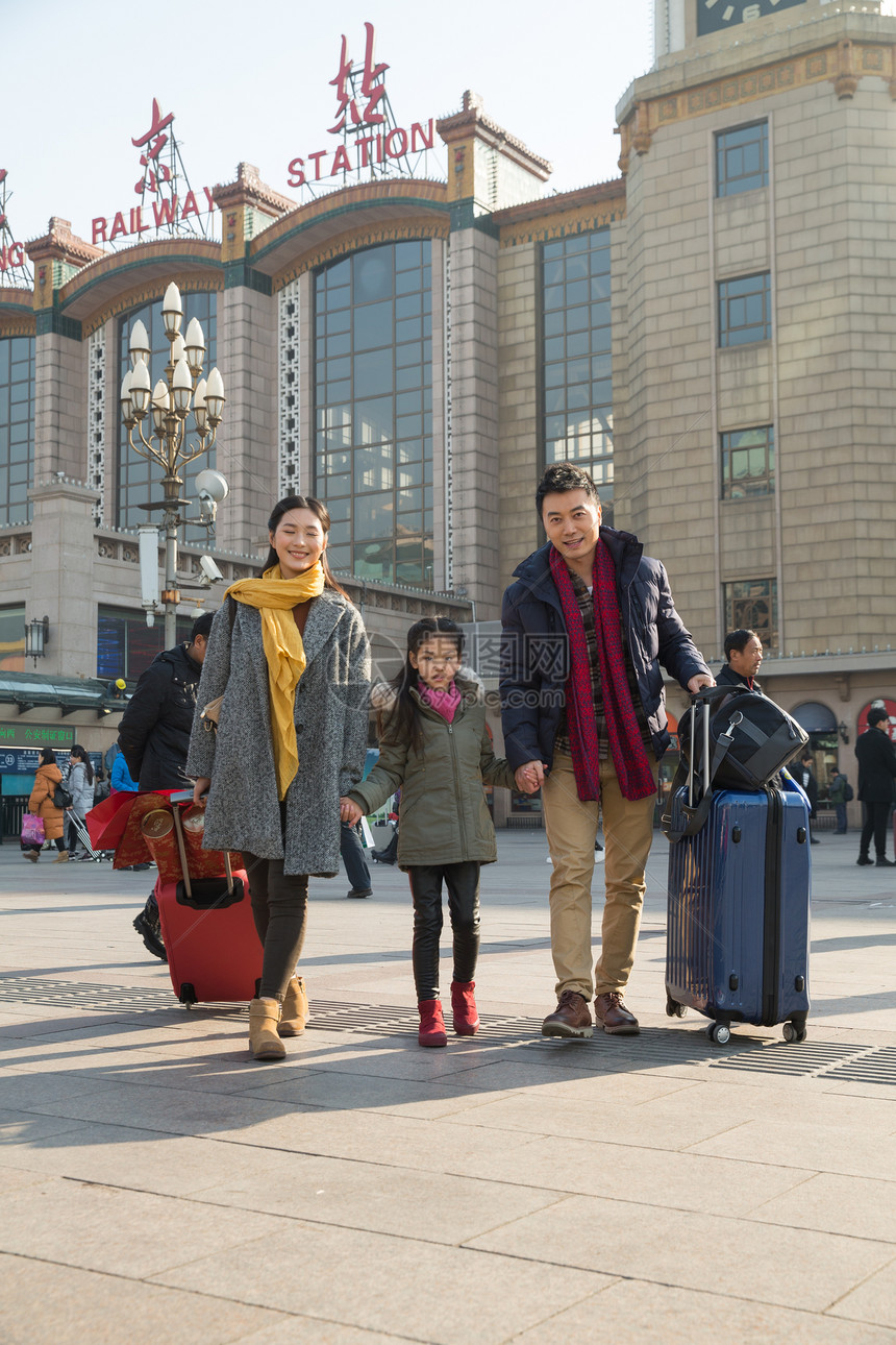 旅行的人运送白昼幸福家庭在火车站图片