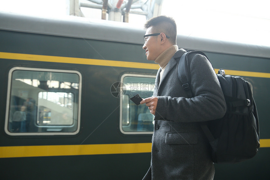 东亚仅一个青年男人亚洲人青年男人在车站月台图片