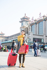 东亚火车旅行青年女人在站前广场图片