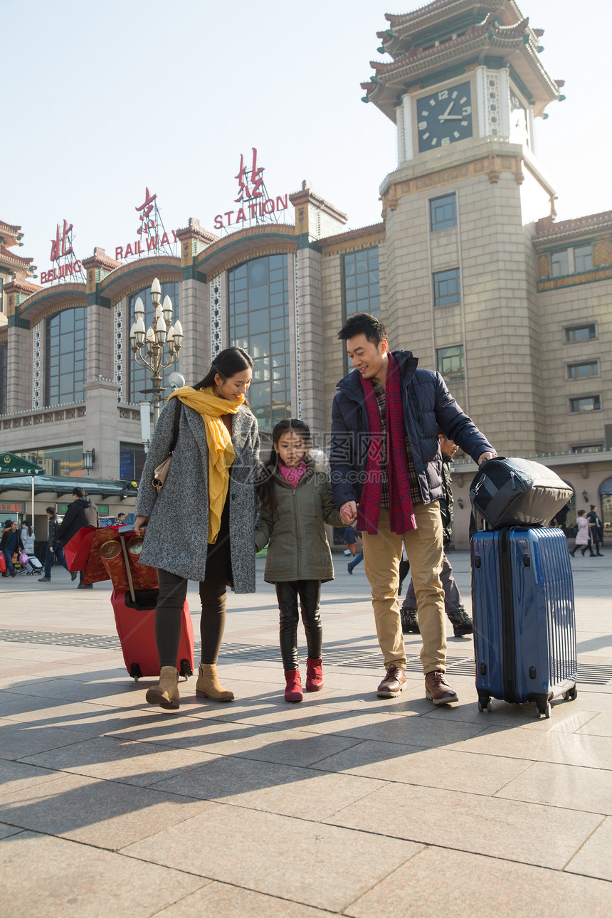 垂直构图亚洲人女儿幸福家庭在火车站图片