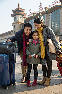 行李三个人春运幸福家庭在火车站图片
