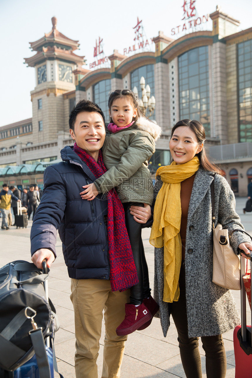 青年人母亲东方人幸福家庭在火车站图片