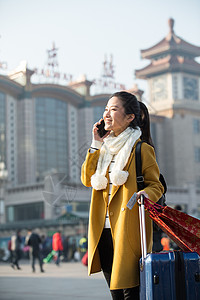 日光北京乘客青年女人在站前广场图片