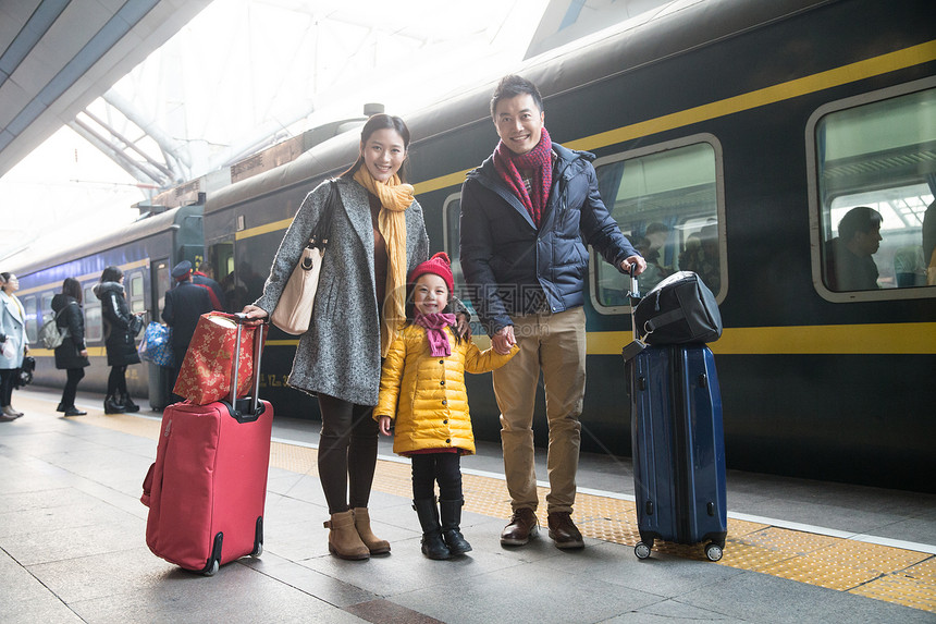 站着放松高雅幸福家庭在车站月台图片