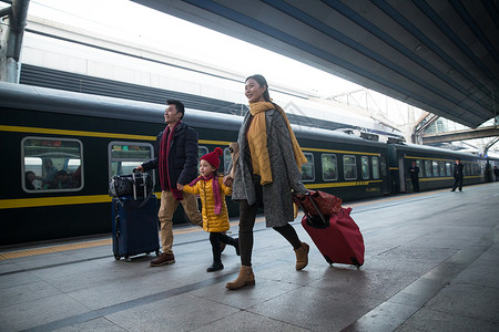 回家水平构图亚洲人幸福家庭在车站月台图片