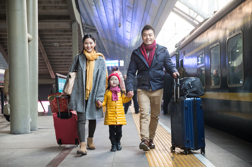 旅行箱女人幸福家庭在车站月台图片