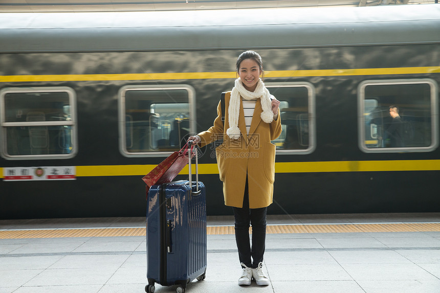 旅游亚洲火车站青年女人在车站月台图片