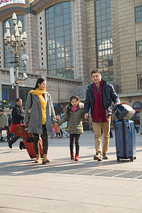 人广场东方人幸福家庭在火车站图片