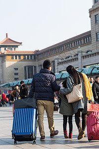 广场离开旅游幸福家庭在火车站图片