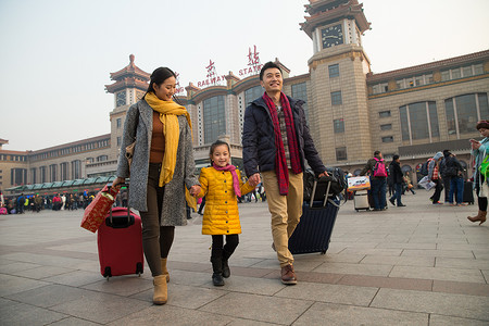 旅行的人新年水平构图幸福家庭在站前广场图片