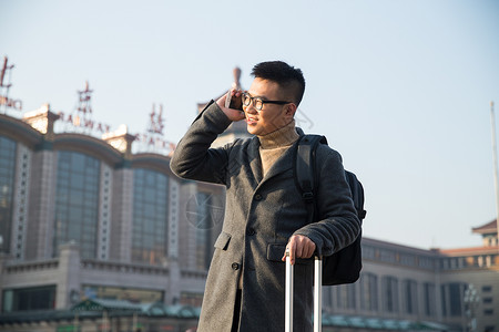 白昼手机亚洲青年男人在火车站图片