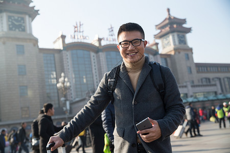 等待旅行的人旅行青年男人在火车站图片