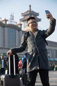 仅男人建筑春节青年男人在火车站图片