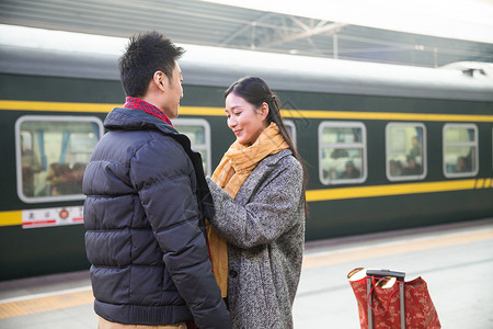 异恋彩色图片摄影年轻情侣在火车站图片