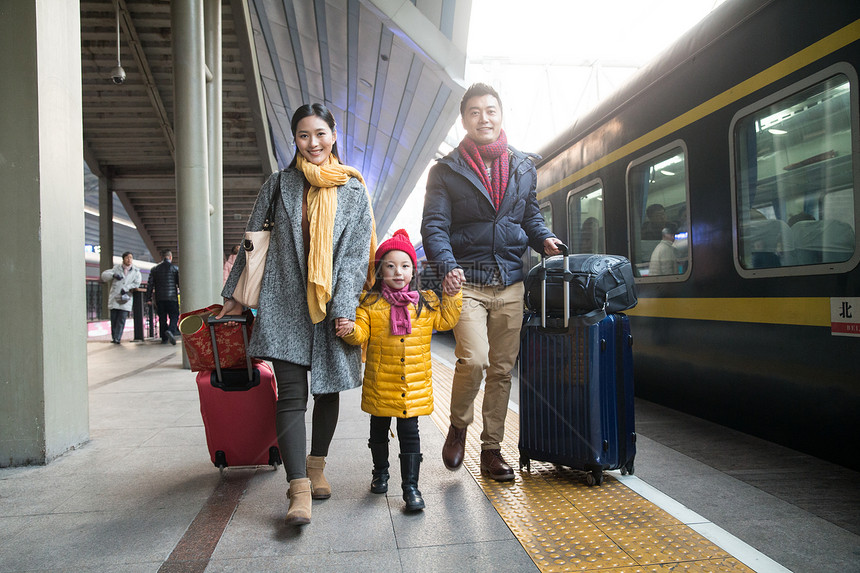 北京青年人旅行箱幸福家庭在车站月台图片