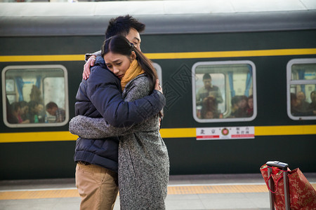 过年白昼交通年轻情侣在火车站背景图片
