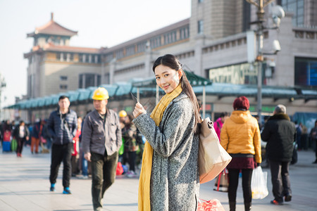 亚洲人旅行旅行的人青年女人在站前广场图片