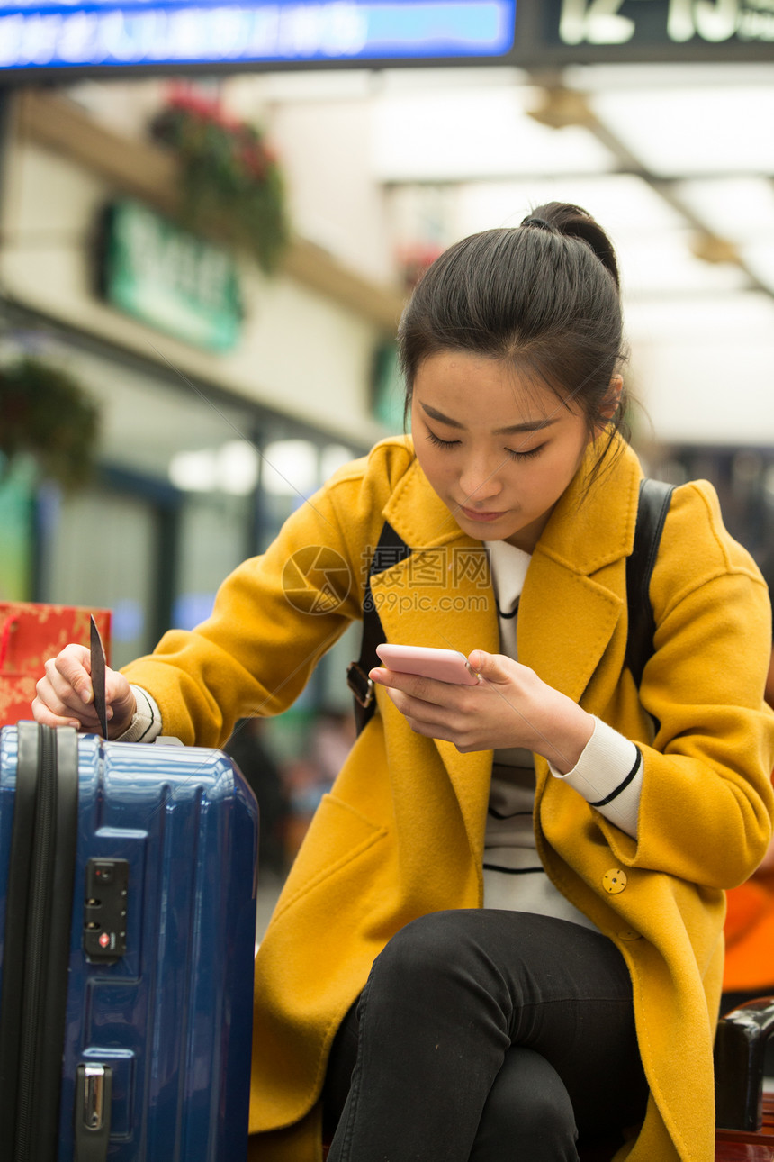 青年人东方人休闲装青年女人在火车站图片