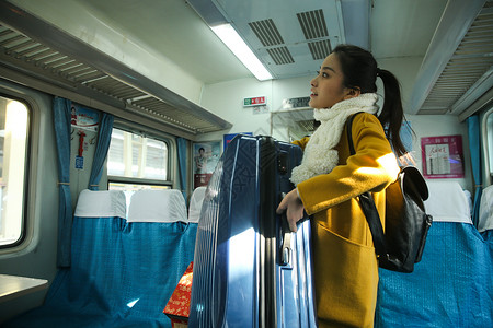 白昼车座笑青年女人在火车上图片