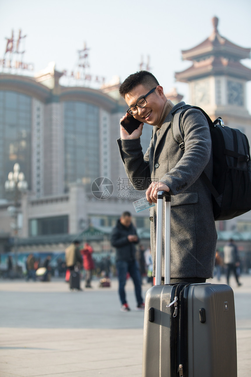 旅行者行李交通青年男人在火车站图片