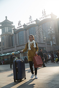 旅游女春节青年女人在站前广场图片