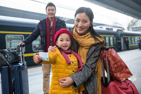 运输大楼站着出发幸福家庭在车站月台图片