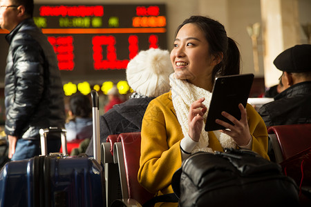 亚洲人仅成年人旅行青年女人在火车站图片