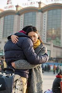 两个彩色拉杆箱亚洲彩色图片旅途青年情侣在火车站背景