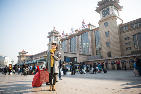 乘客春节过年青年女人在站前广场图片