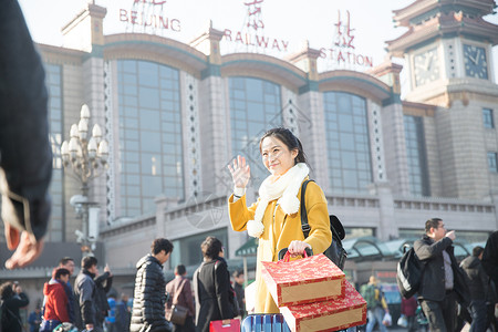 交通旅行者度假青年男女在火车站图片