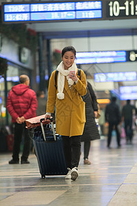 北漂20到24岁行李乘客青年女人在火车站背景