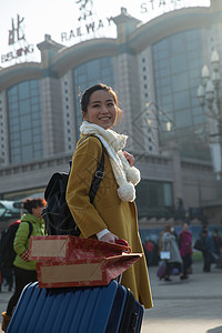 火车站回家美女青年女人在站前广场图片
