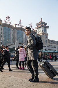 白昼旅途户外青年男人在火车站图片