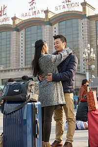 男人旅行箱旅途青年情侣在火车站图片