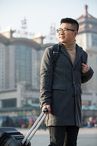 北京亚洲人东亚青年男人在火车站图片