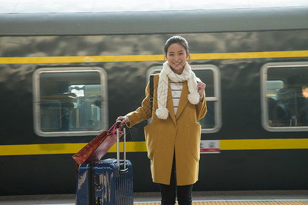 行李女亚洲青年女人在车站月台图片