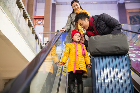 人三个人中年人幸福家庭在车站月台图片