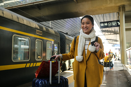 旅途户内东方人青年女人在车站月台图片