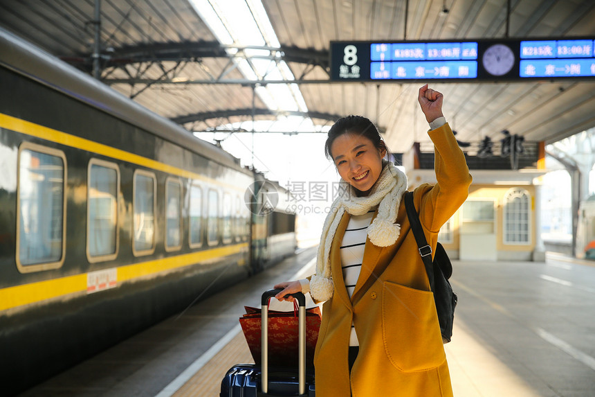 亚洲人白昼火车青年女人在车站月台图片