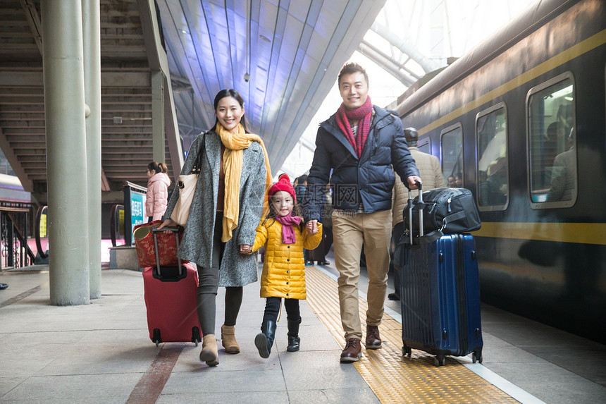站着女人运输大楼幸福家庭在车站月台图片
