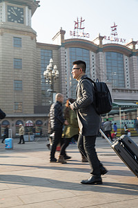 背包东亚亚洲人青年男人在火车站图片